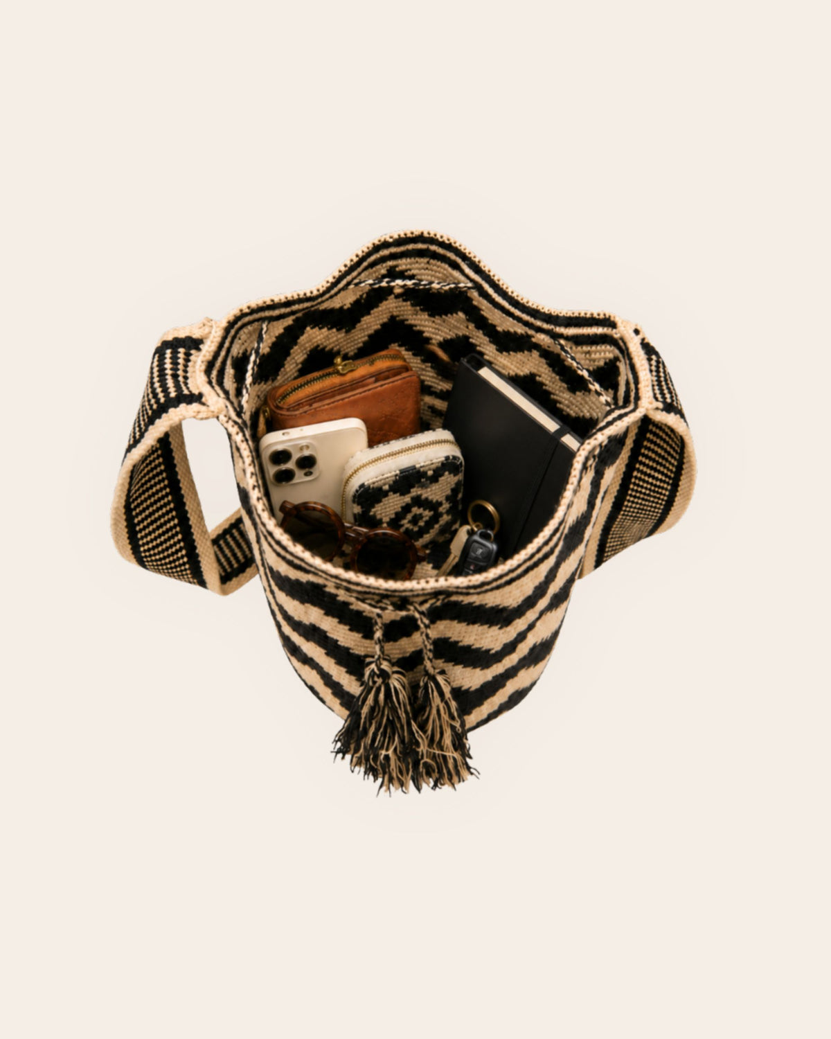 Maresa Sand & Black Chevron Pattern Wayuu Crochet Classic Mochila interior capacity