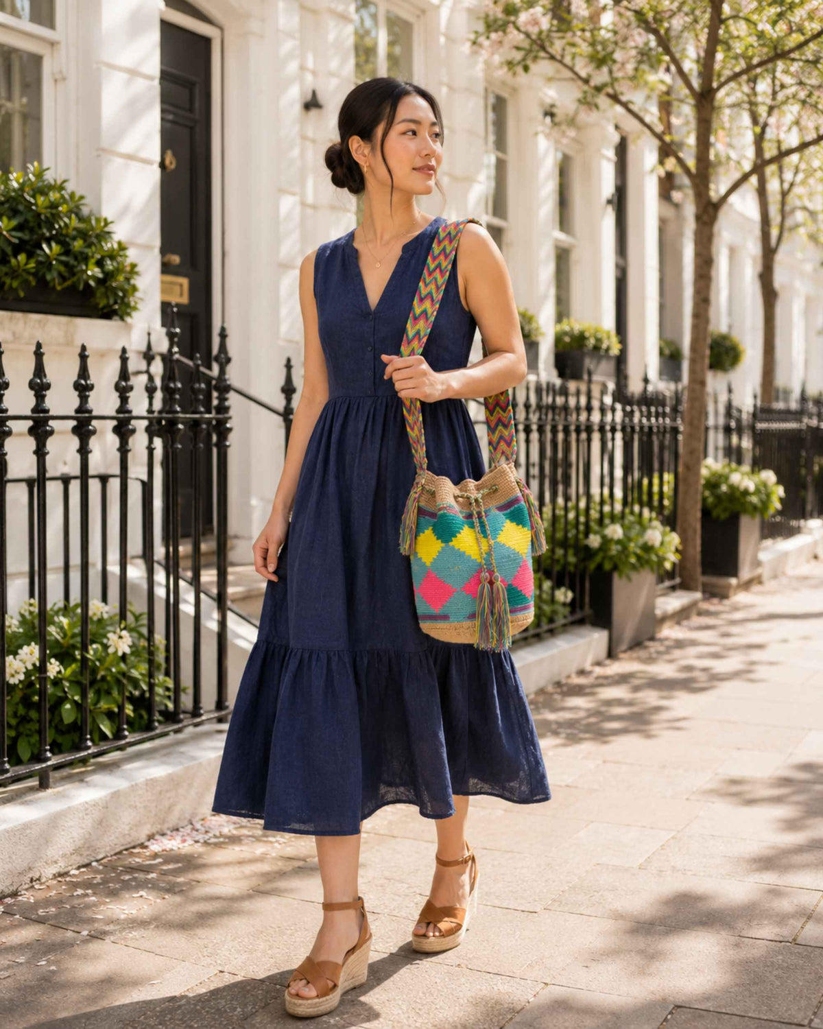 Model carrying Maresa sand multicolour Wayuu crochet classic mochila in summer setting 
