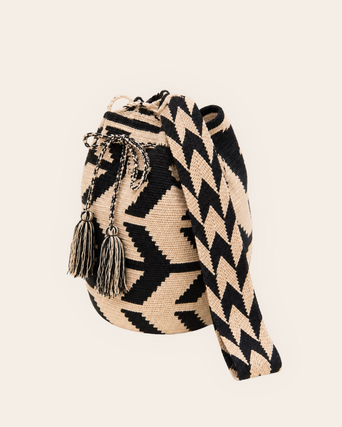 Side profile of the Maresa Sand & Black Geometric Pattern Wayuu Crochet Classic Mochila 