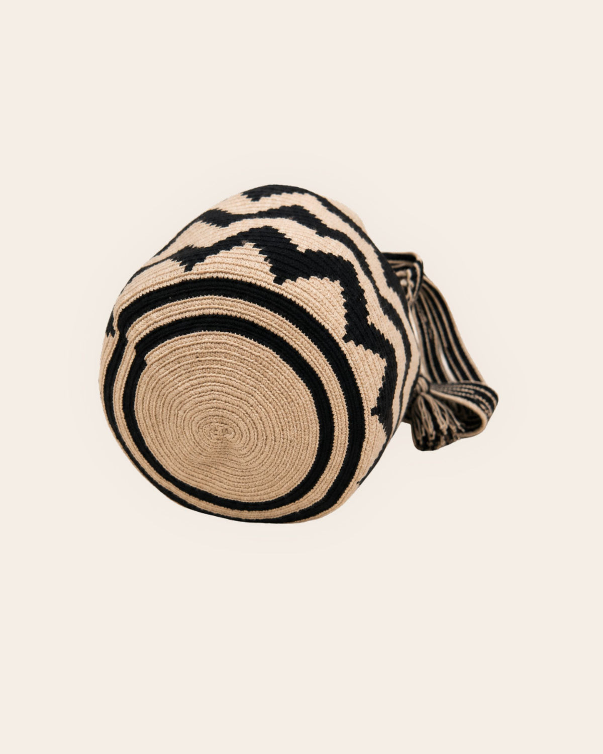 Maresa Sand & Black Chevron Pattern Wayuu Crochet Classic Mochila circular base