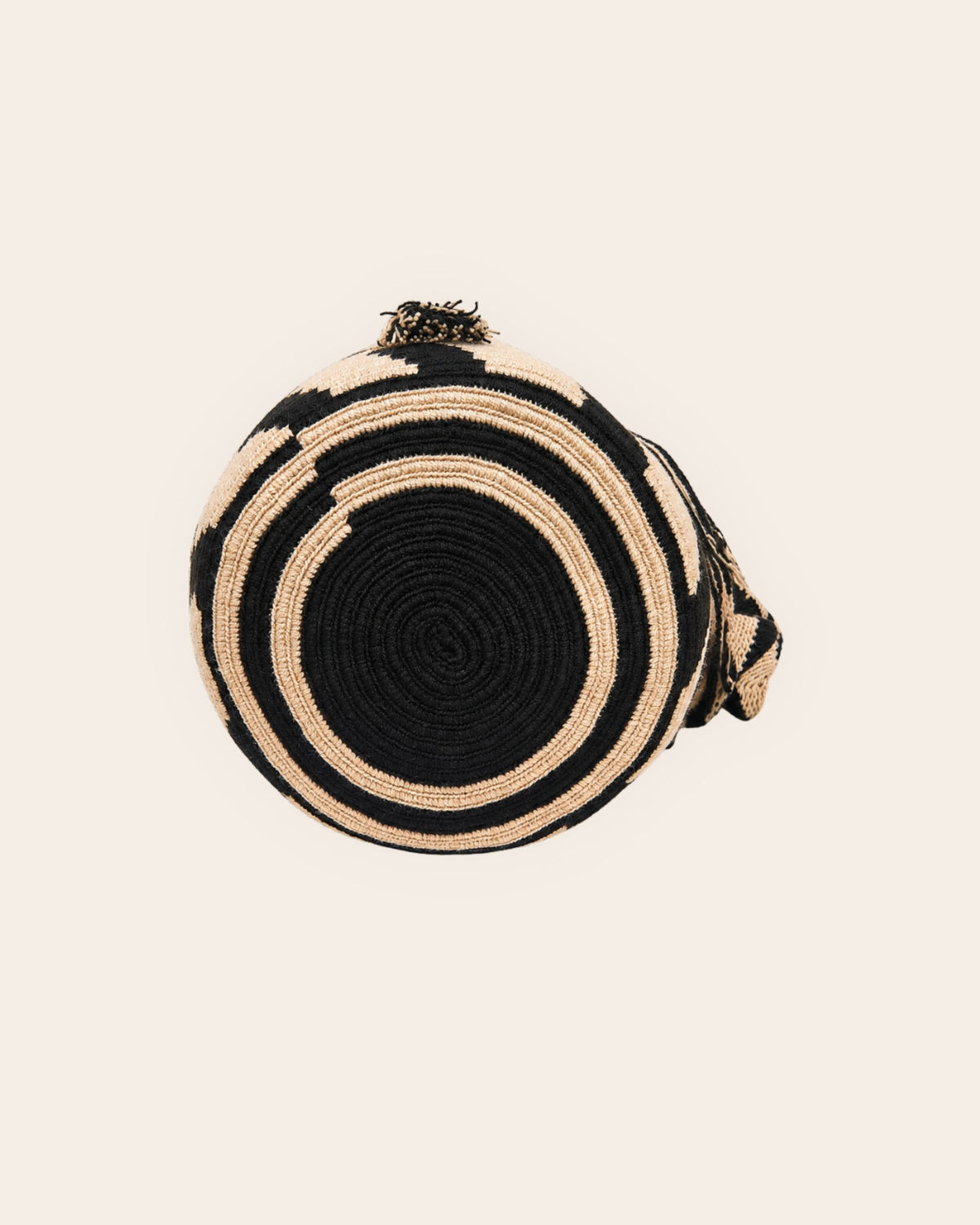 Circular handmade crochet base of the Maresa Sand & Black Wayuu Crochet Classic Mochila 